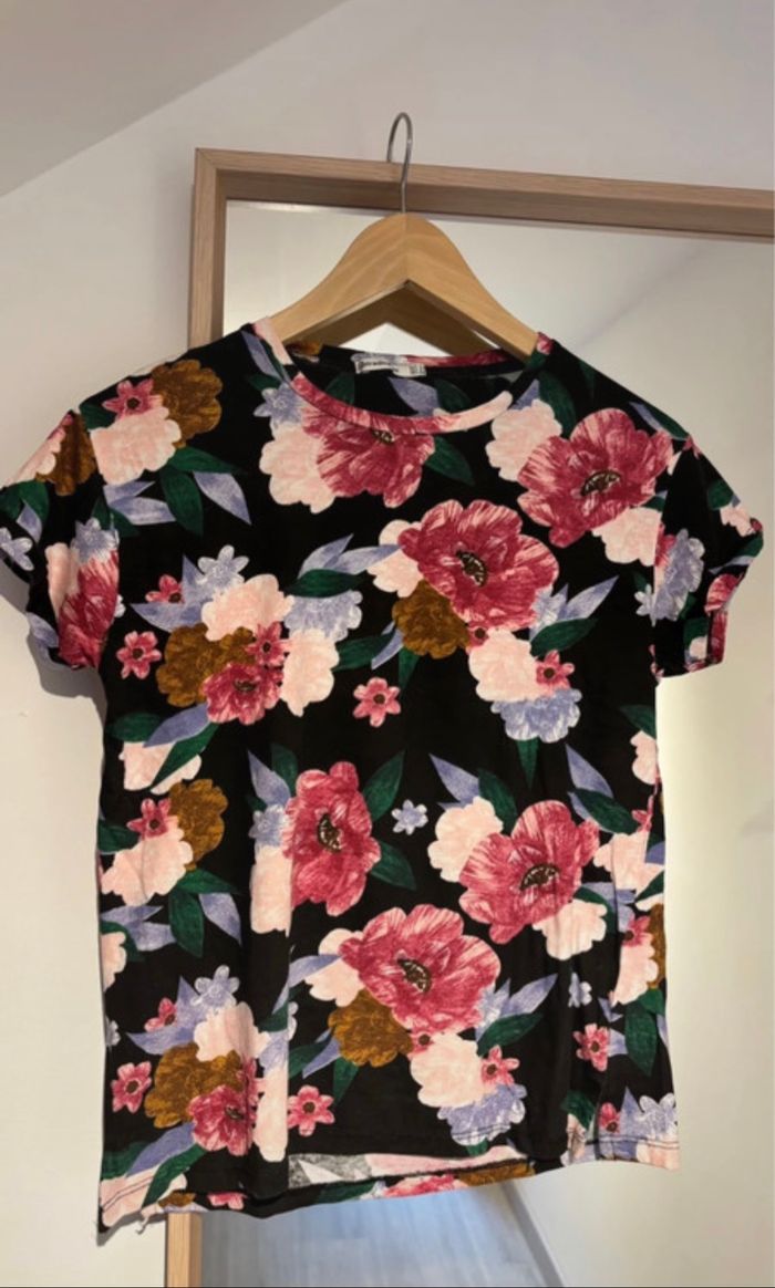 Tee shirt fleuri stradivarius taille S - photo numéro 2