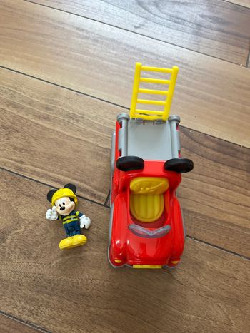 Camion de pompier Mickey avec personnage