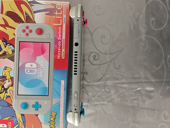 Nintendo Switch lite édition limitée pokemon + jeu pokémon épée - photo numéro 2