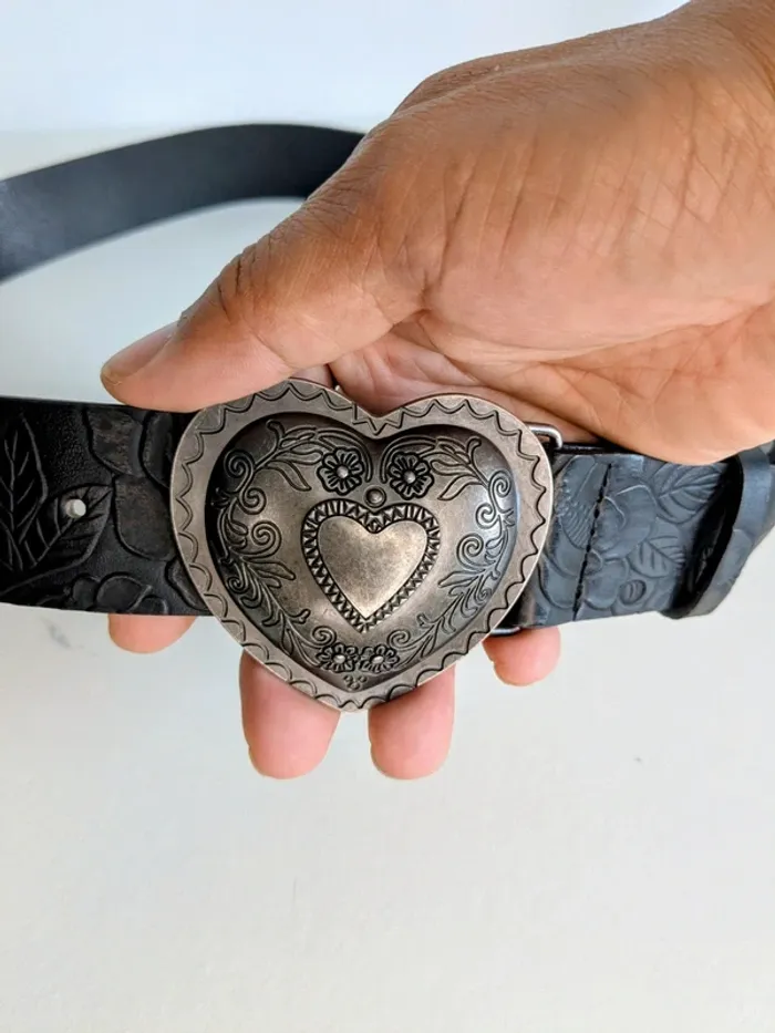 🖤 Ceinture noire à motifs en relief & boucle cœur argentée 🖤 - photo numéro 4