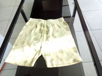 Short. . 6 mois