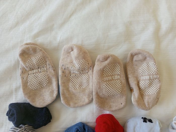 Lot de chaussettes et de chaussons  21-23 - photo numéro 3
