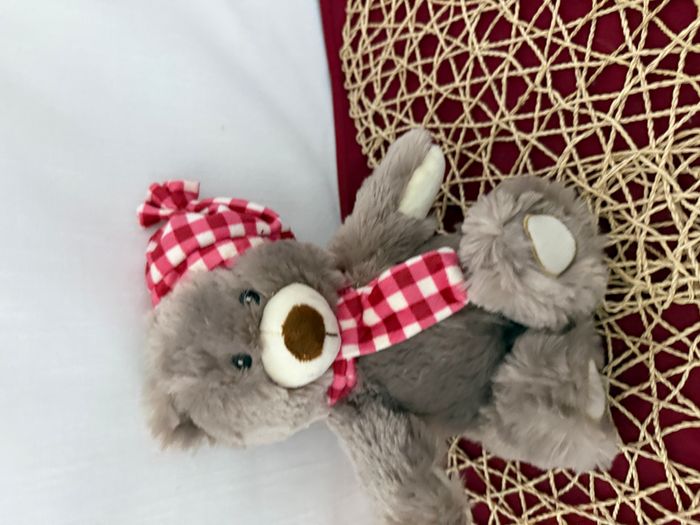 Ours en peluche 3PAGE, écharpe et chapeau à carreaux marron et rouge assis - photo numéro 2