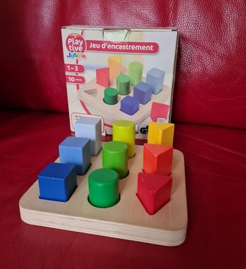 Jeu d'encastrement en bois pour bébé