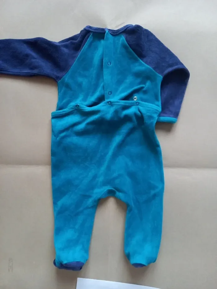 Pyjamas/ Grenouillère 6 Mois - photo numéro 4