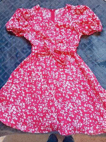 Robe rouge fleuri