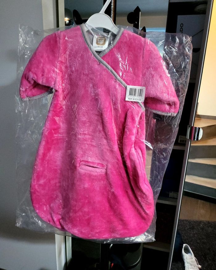 Très belle gigoteuse polaire 65cm fushia marque 3 kg7 neuf
