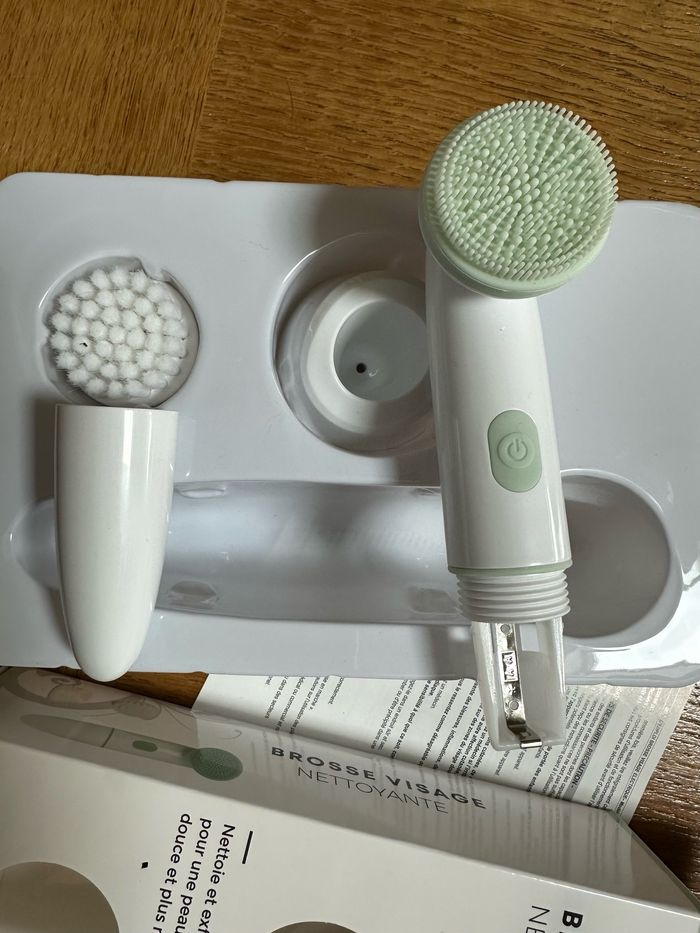 Brosse électrique nettoyante/exfoliante visage ROHS neuve - photo numéro 3