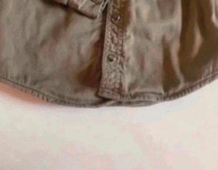 Chemise / Sur chemise TRÈS BON ÉTAT pour garçon taille 2 ans / 92 cms  couleur kaki - photo numéro 6