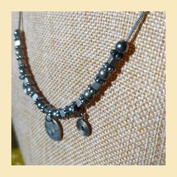Collier perles grises & breloques spirales – Élégance assurée