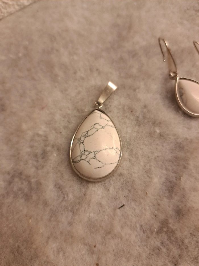 Boucles d'oreilles pendante avec pendentif assortie blanc marbré - photo numéro 9