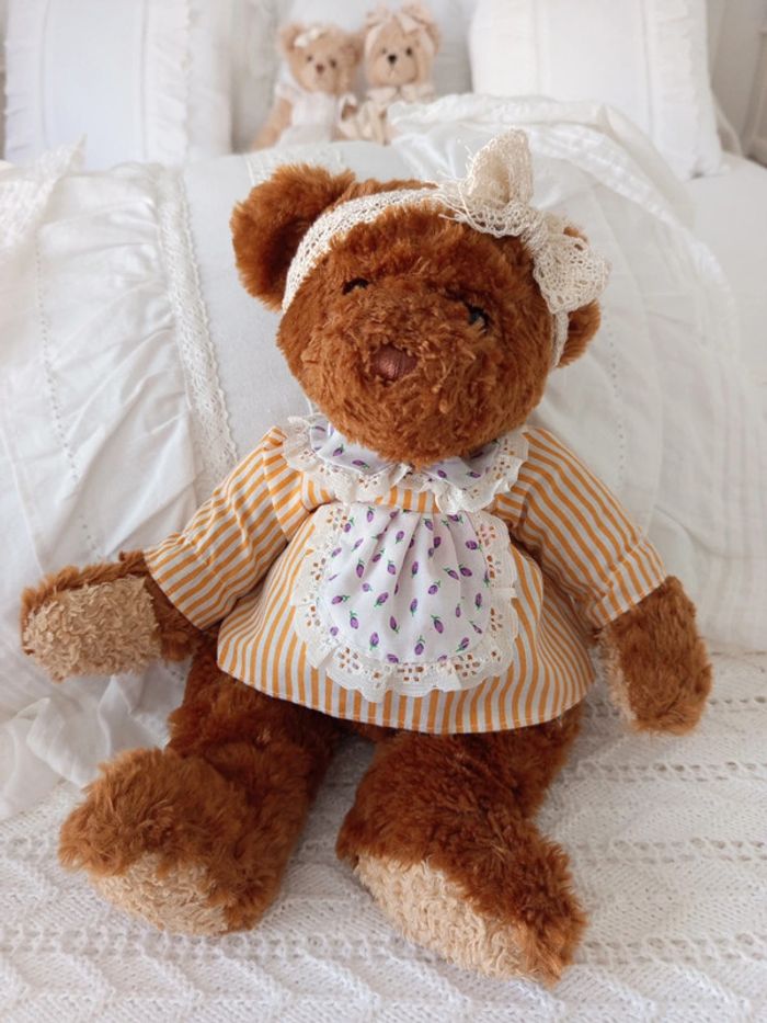Ourson brun look rétro blouse détail dentelle - photo numéro 4
