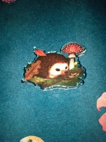 Broche hérisson champignon acrylique association cadeau