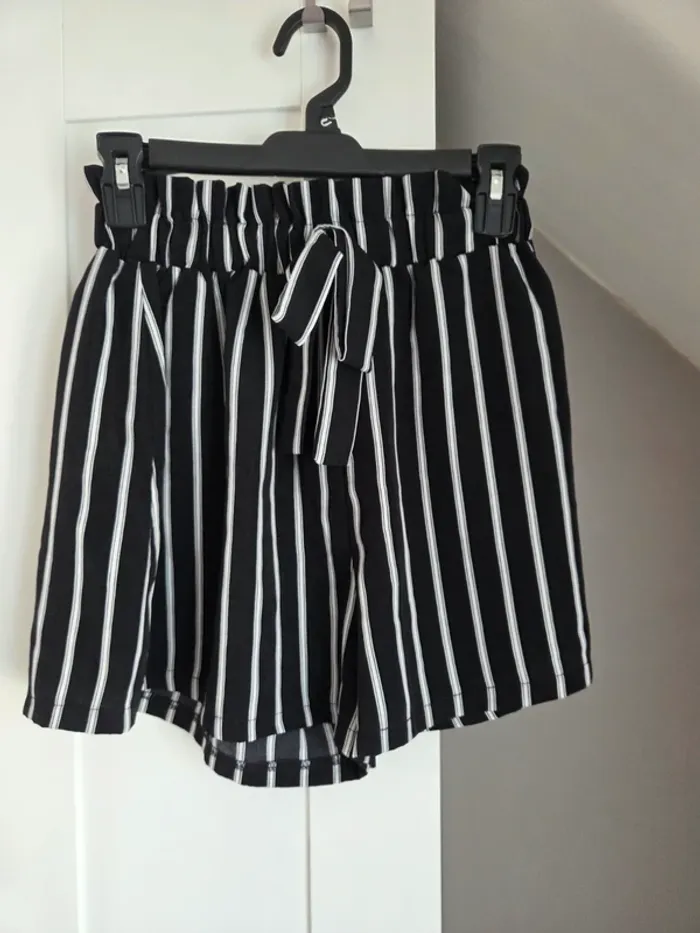 Short fluide à rayures noires et blanches