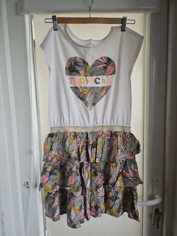 Belle robe à froufrous