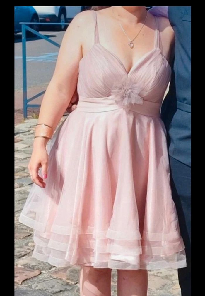 Superbe robe rose claire poudré avec écharpe tule