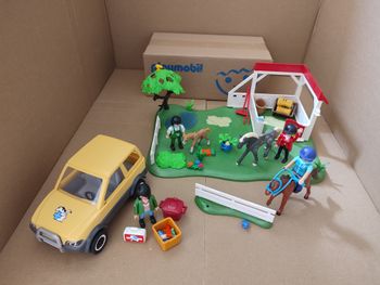 playmobil 5532 vétérinaire avec voiture + 6147 Paddock avec chevaux - occasion