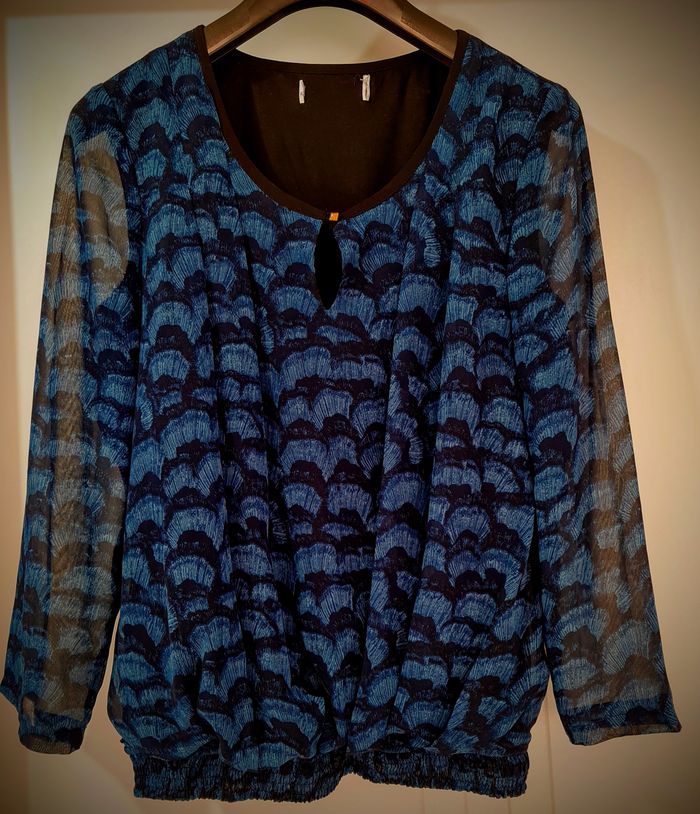 T. 38 (M) - Haut VERO MODA bleu motifs éventail – chic et original