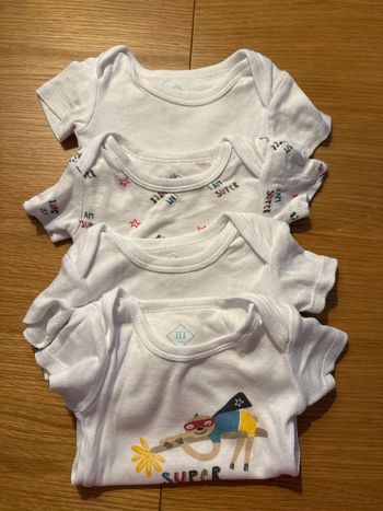 Lot 4 bodies manches courtes 6 mois comme neuf