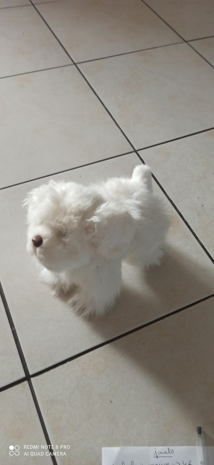 Peluche chien qui marche et aboie