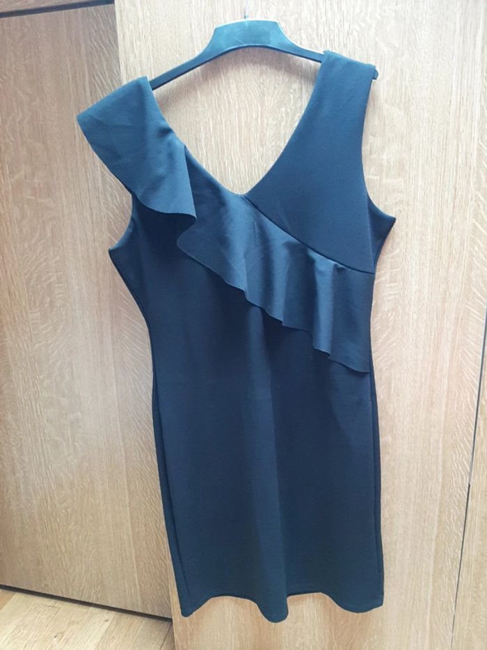 Robe noire à volants