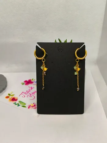Boucles d'oreilles dorées étoile polaire et perles vertes et noires