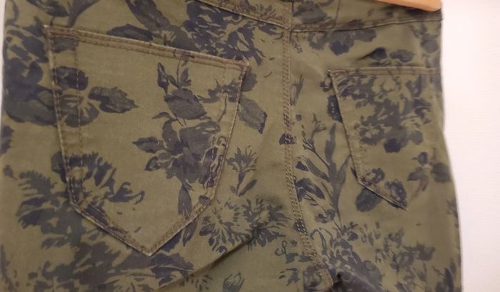 Très joli pantalon kaki motif floral de marque Camaïeu S - photo numéro 6