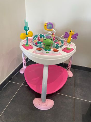 Siège rebondissant et table d'activités