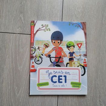 Livre je suis en CE1 . Tous à vélo. Édition Flammarions jeunesse. Des 7 ans
