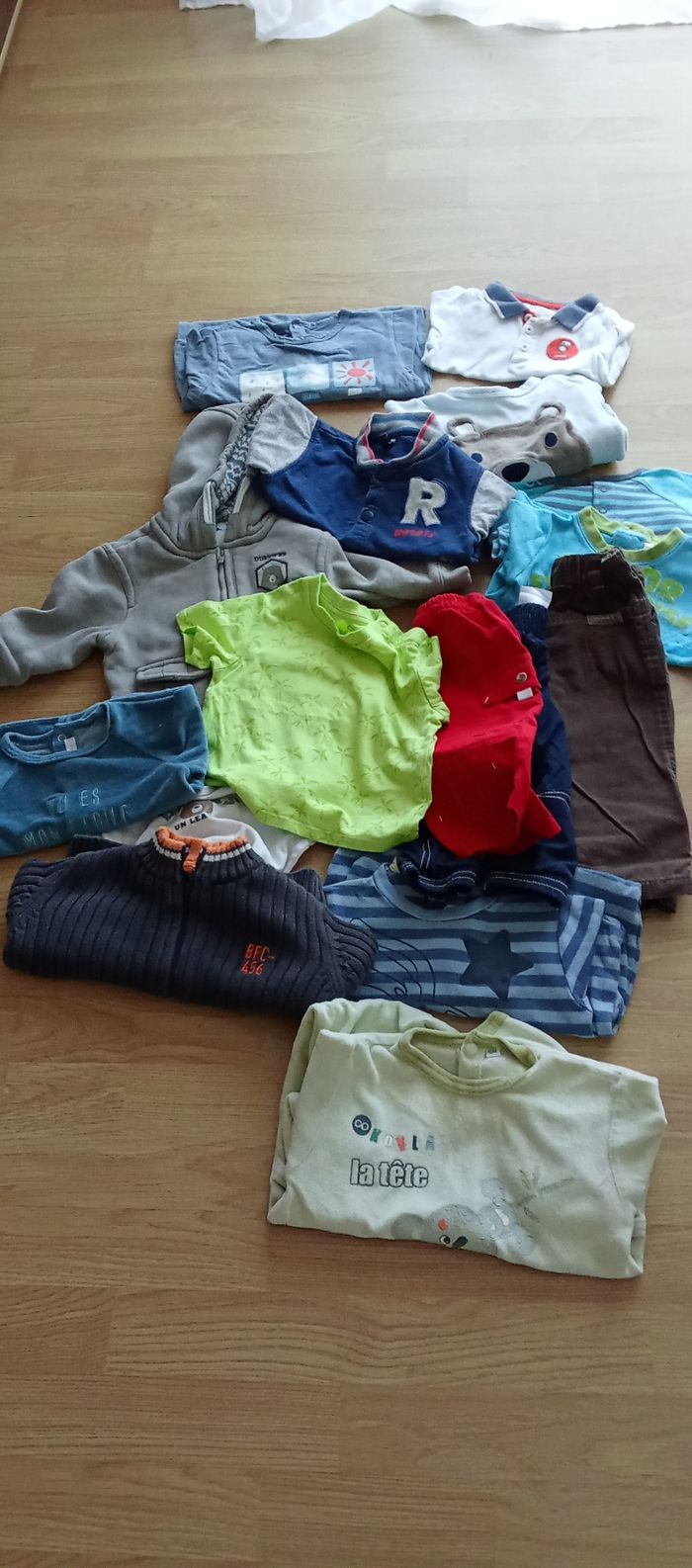 Lot de 13 articles 12 mois