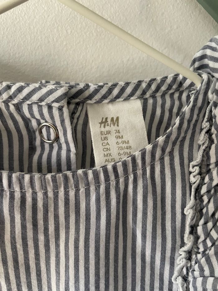 Barboteuse H&M rayures bleues 9 mois - photo numéro 2