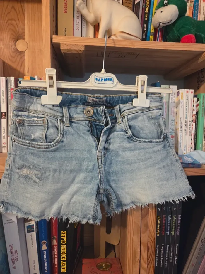 Short fille