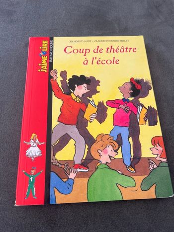 Livre roman j’aime lire coup de théâtre à l’école