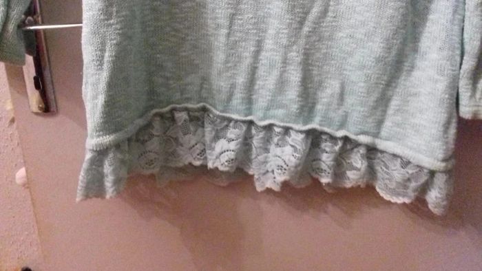 Pull vert amande .Taille 44/46. dentelles en bas .bonprix - photo numéro 3