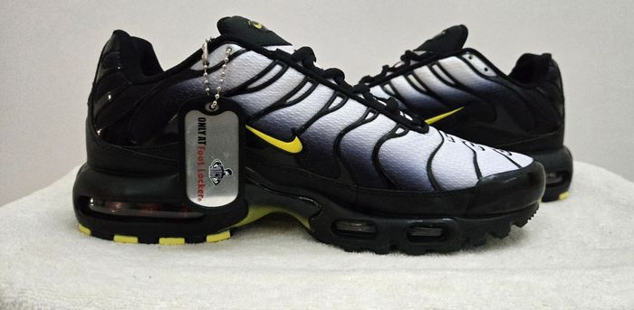 Nike Air Max Plus Tn , dans un coloris dégradé noir → gris/bleu avec swoosh jaune.T 40 et 41 - photo numéro 5