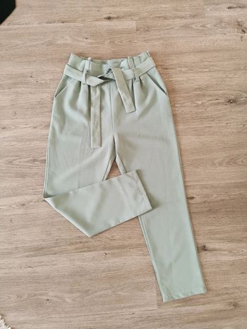 Pantalon carotte à nouer avec une ceinture vert sauge - New collection