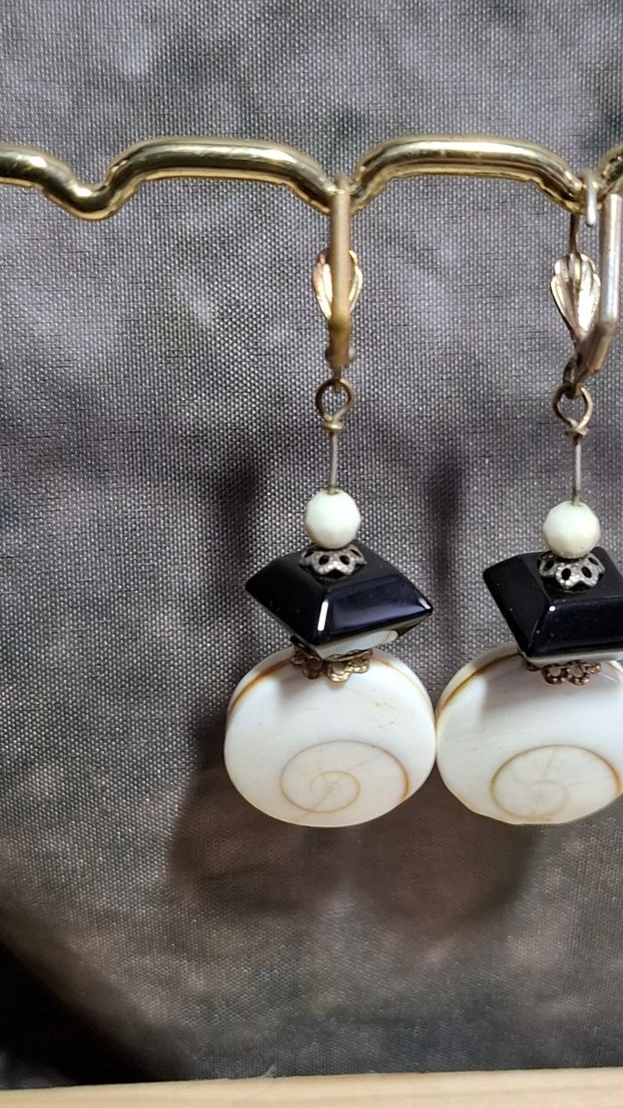 Boucles d’oreille œil de Sainte Lucie cristal noir look rétro - photo numéro 5