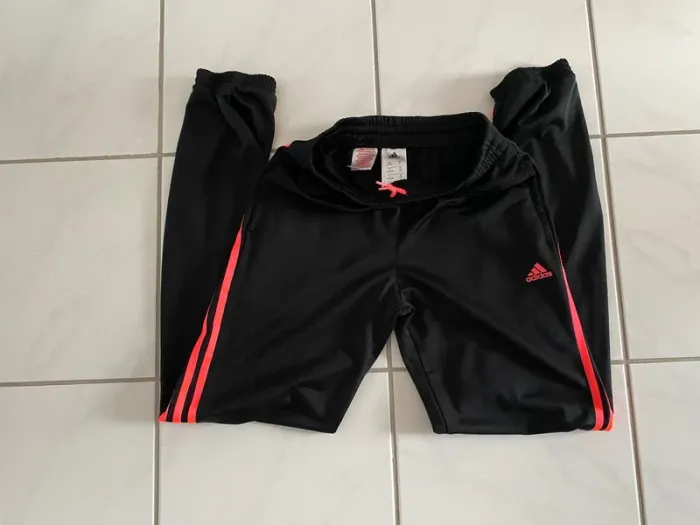 Pantalon Adidas femme noir – Bandes fluo orange – Taille 13-14 ans / 164 cm équivaut à un XS femme - photo numéro 3
