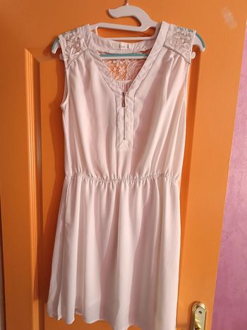 Robe blanche fluide sans manches avec dos dentelle