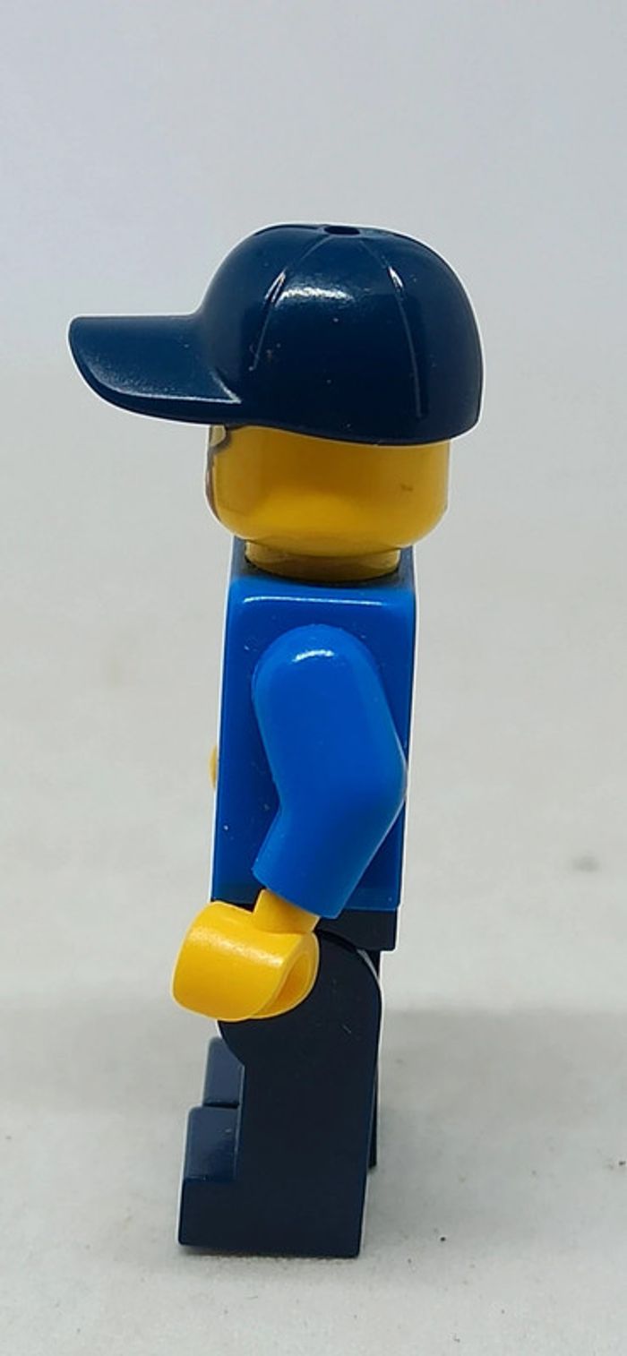 Figurine homme conducteur de chasse neige habits bleu et noir lego - photo numéro 4