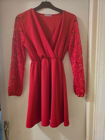 Robe rouge manche transparente