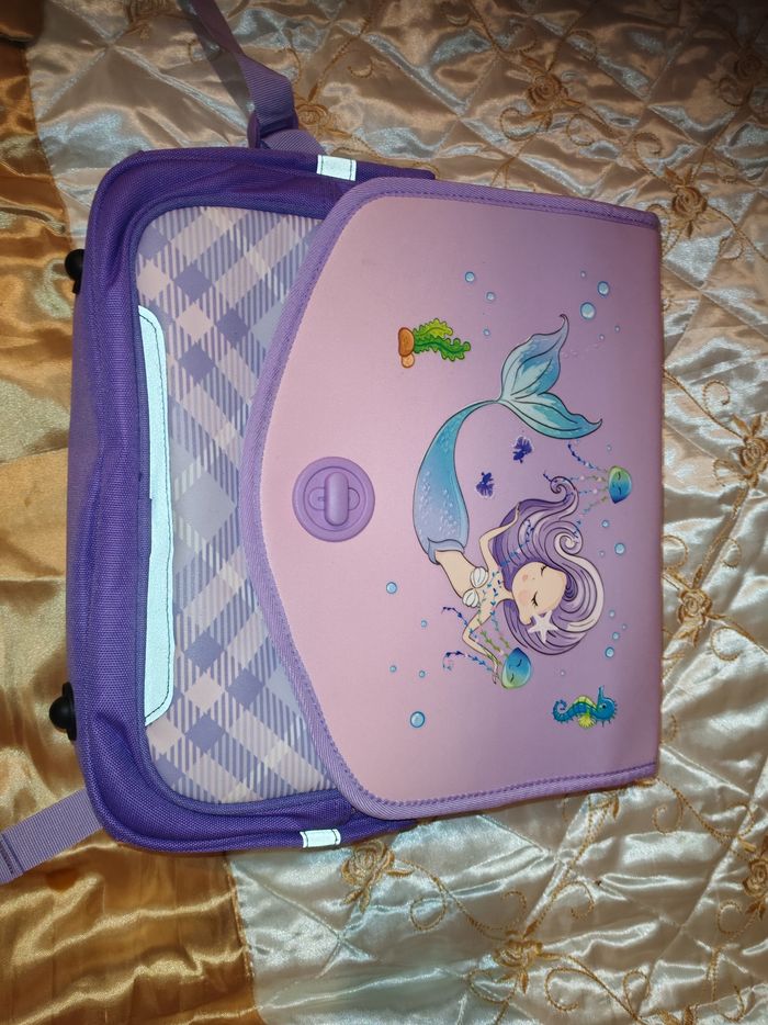 Cartable maternelle avec une trousse