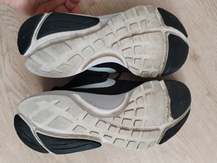 Sneakers Nike Presto fly noire et blanche - photo numéro 12