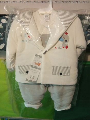 Ensemble garçon hiver comprenant un manteau à capuche, une salopette et un haut chaud