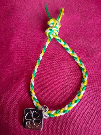 Bracelet cordelette porte bonheur jaune vert et blanc