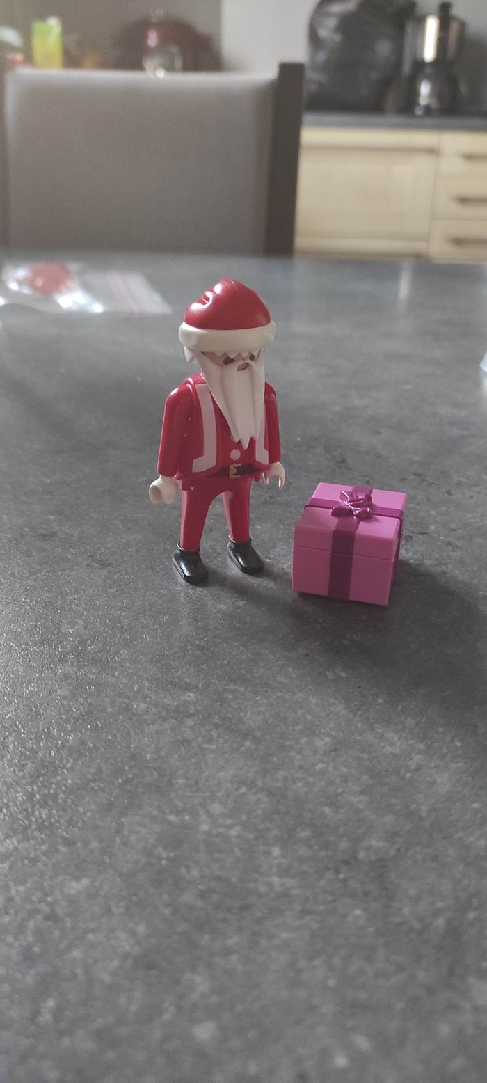 (C37) Playmobil père Noël avec cadeau rose