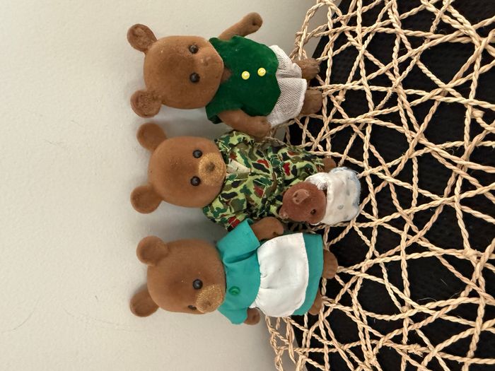 Famille d'ours et vêtements Sylvanian Families Calico Critters de Mapletown, années 80