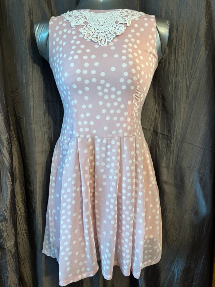 Belle robe d’été style années 50 rose à pois blanc avec décolleté dentelle Maribel Ruiz M 38