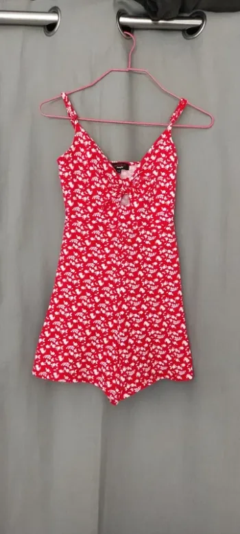 Combishort rouge à fleurs blanches
