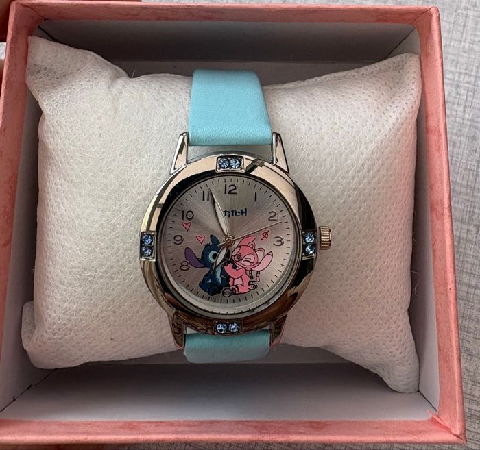 Montre bleu avec cadran argenté Stitch avec une  boîte cadeau Neuve - photo numéro 2